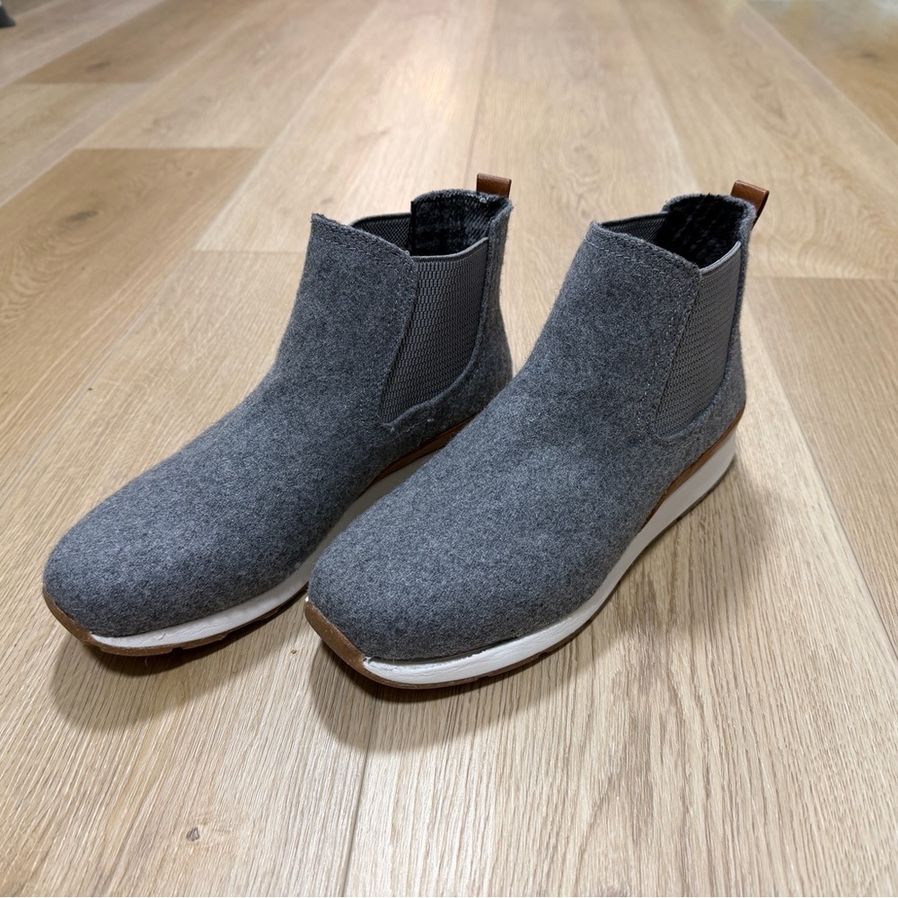 boc Gray Slip-On Chelsea Ankle Boots